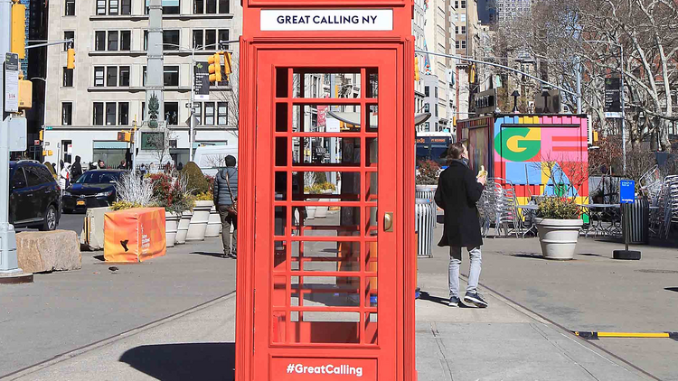 UK traveller using a smartphone in the USA to avoid roaming charges