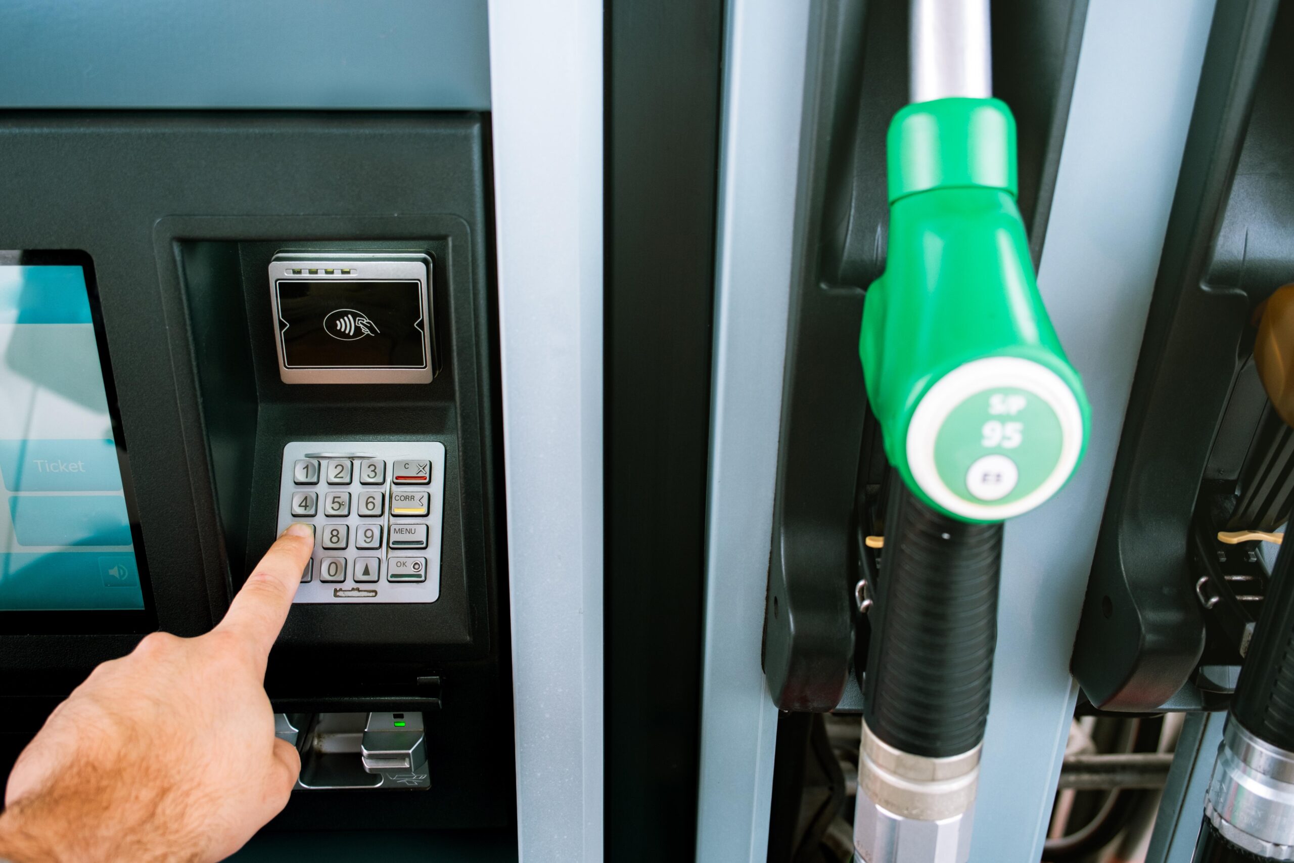 Common payment mistakes British travellers make in the USA: Hotel holds, fuel station pre authorisations, and card issues